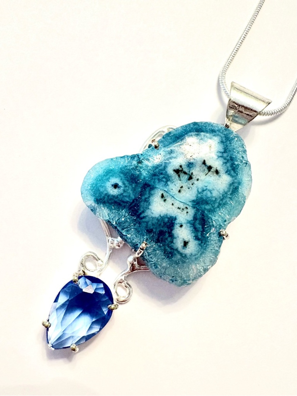 Beautiful, natural , Solar Quartz and faceted Blue Toaz on a silver chain. - Picture 3 of 4